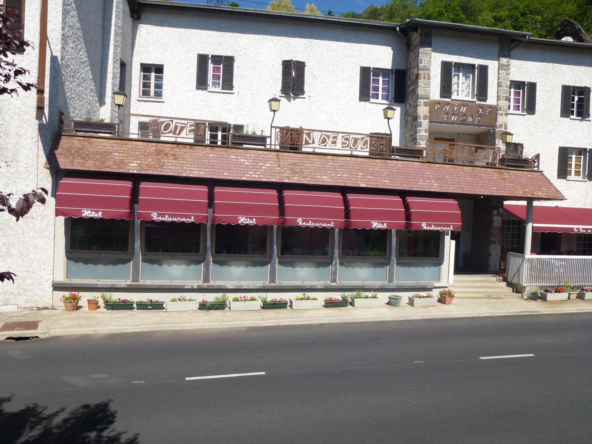 Hotel Restaurant Le Pain De Sucre Monistrol-dʼAllier Exteriör bild
